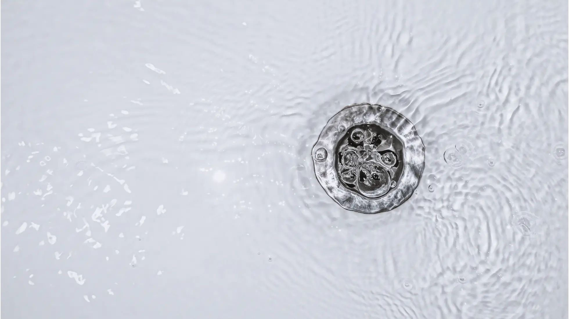 Gerenigter Abfluss in dem Wasser schnell abläuft