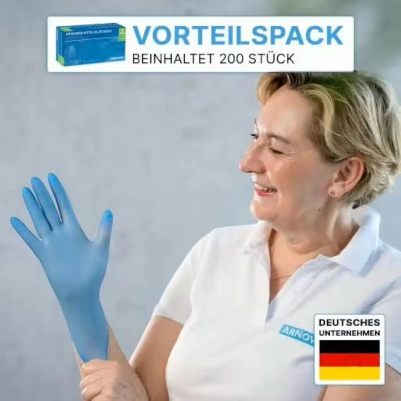 Eine frau in weißem hemd trägt einen blauen ARNOMED nitril-handschuh puderfrei aus latex