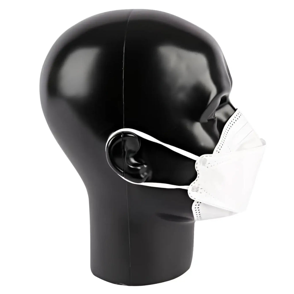 Weißes ffp2 atemschutzmaske mit elastischen ohrschlaufen aus pp im 3d-design auf schwarzer mannequin-kopf
