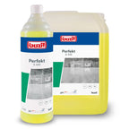 Gelbe flüssigkeit in transparenter flasche und opakem behälter von buzil perfekt g 440 alkalischer intensivreiniger 1l