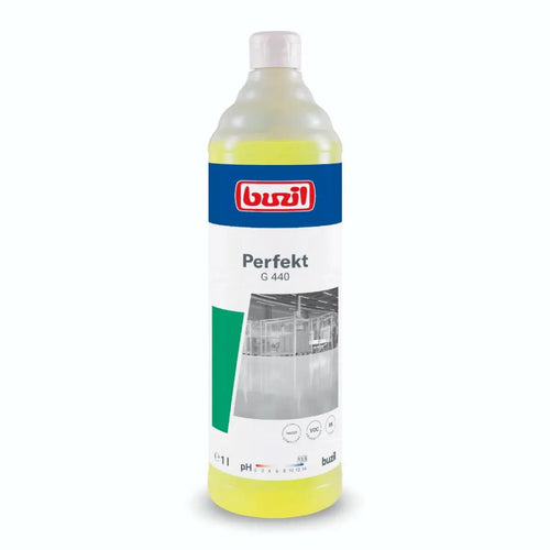 Eine durchsichtige kunststoffflasche gefüllt mit leuchtend gelber flüssigkeit labeled buzil perfekt g 440 alkalischer intensivreiniger 1l