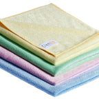 Stack aus weichen pastellfarbenen microfasertüchern in gelb grün rosa und blau von clendo microfasertuch pro