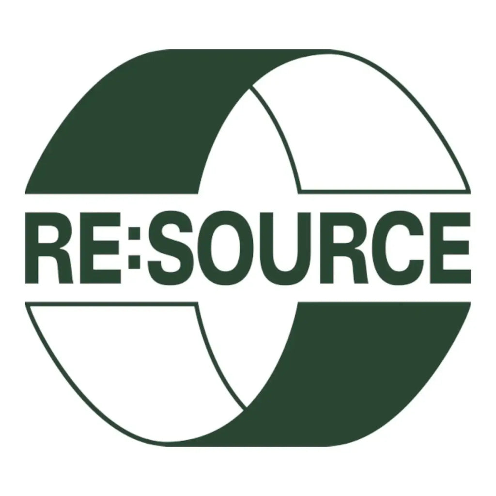 Dunkelgrünes und weißes rundes logo mit dem wort re source auf der verpackung der transparenten 120 liter müllsäcke von deiss