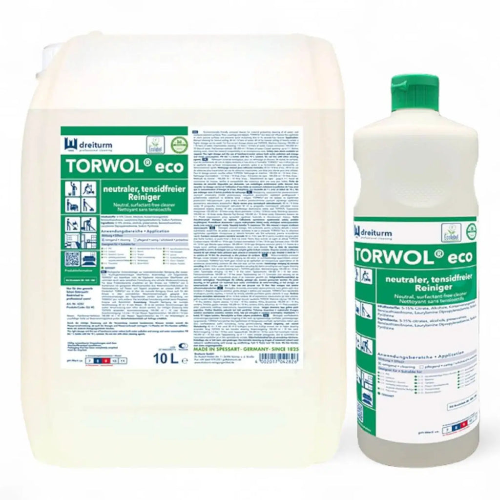 Zwei plastikflaschen dreiturm torwol eco neutraler tensidfreier reiniger mit grünen verschlüssen eine 10 liter kanister und eine kleinere flasche