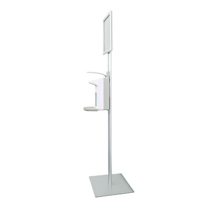 Weiße, moderne hygoclean desinfektionssäule aus aluminium mit armhebelspender auf hohem ständer und schildhalter
