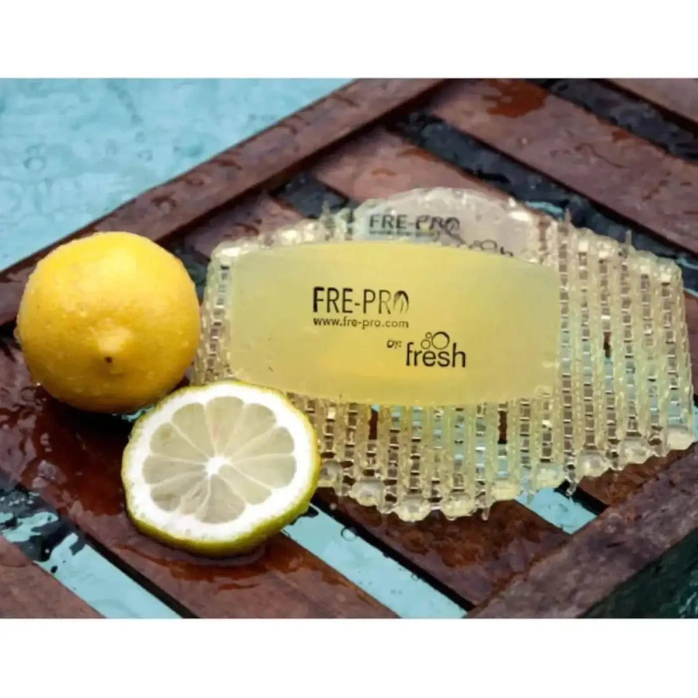 Eine durchscheinend gelbe frepro seife mit texturierter wabenoberfläche und logo für frepro wave 3d urinalsieb
