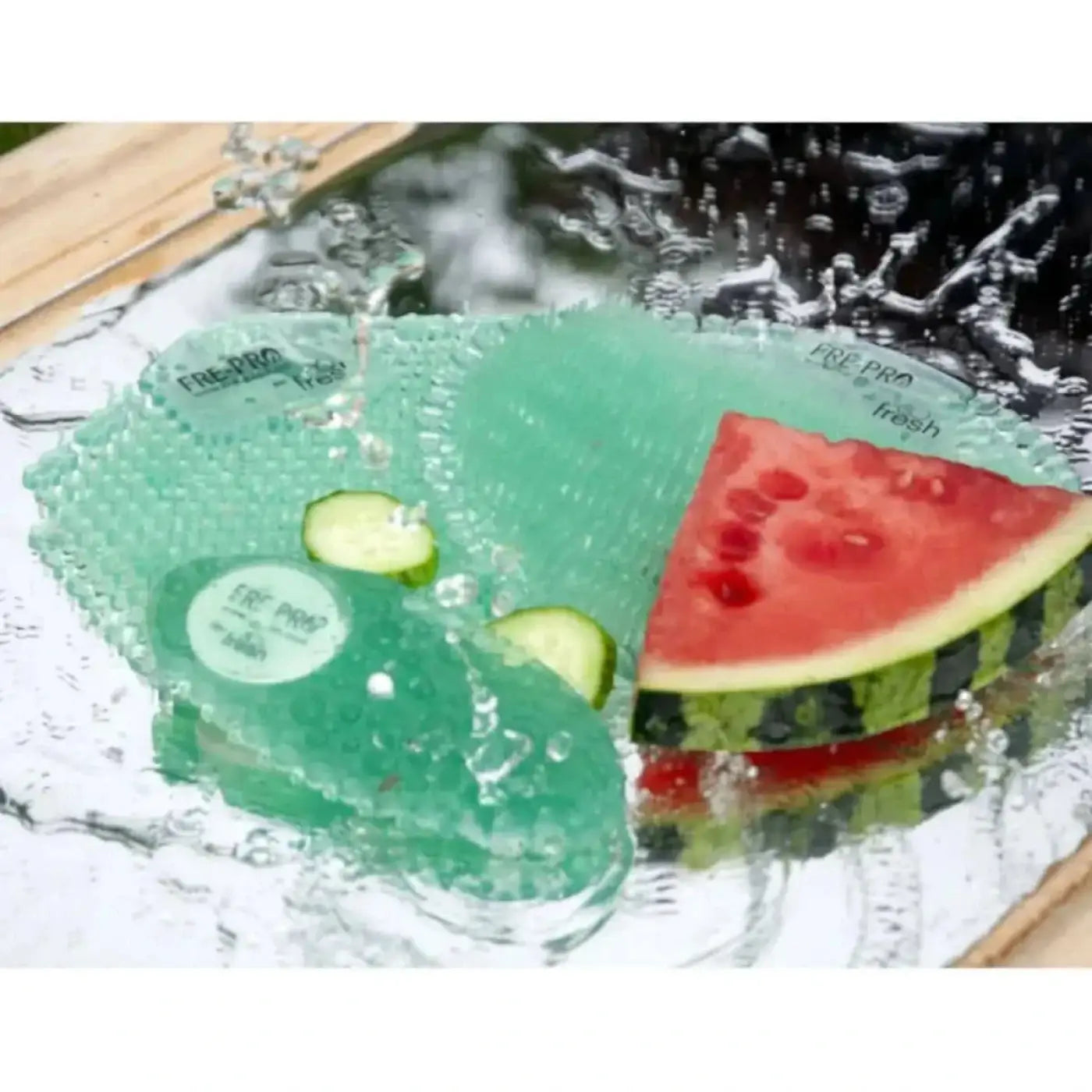 Grüner fre pro fresh gel kühlpad mit wassermelone und gurkenscheiben auf frepro wave 3d urinaleinlage urinalsieb mit duft