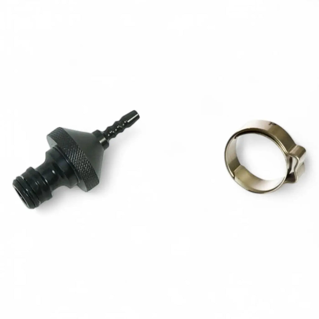 Schwarzer kunststoff-anschlussadapter mit strukturierter grifffläche und messingfarbener metallklemme für teleskopstangenschläuche von gardiner