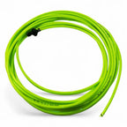 Bright neongrüner, gewundener gartenschlauch mit schwarzem anschluss in der gardiner slx 30 9,03 meter carbon teleskopstange