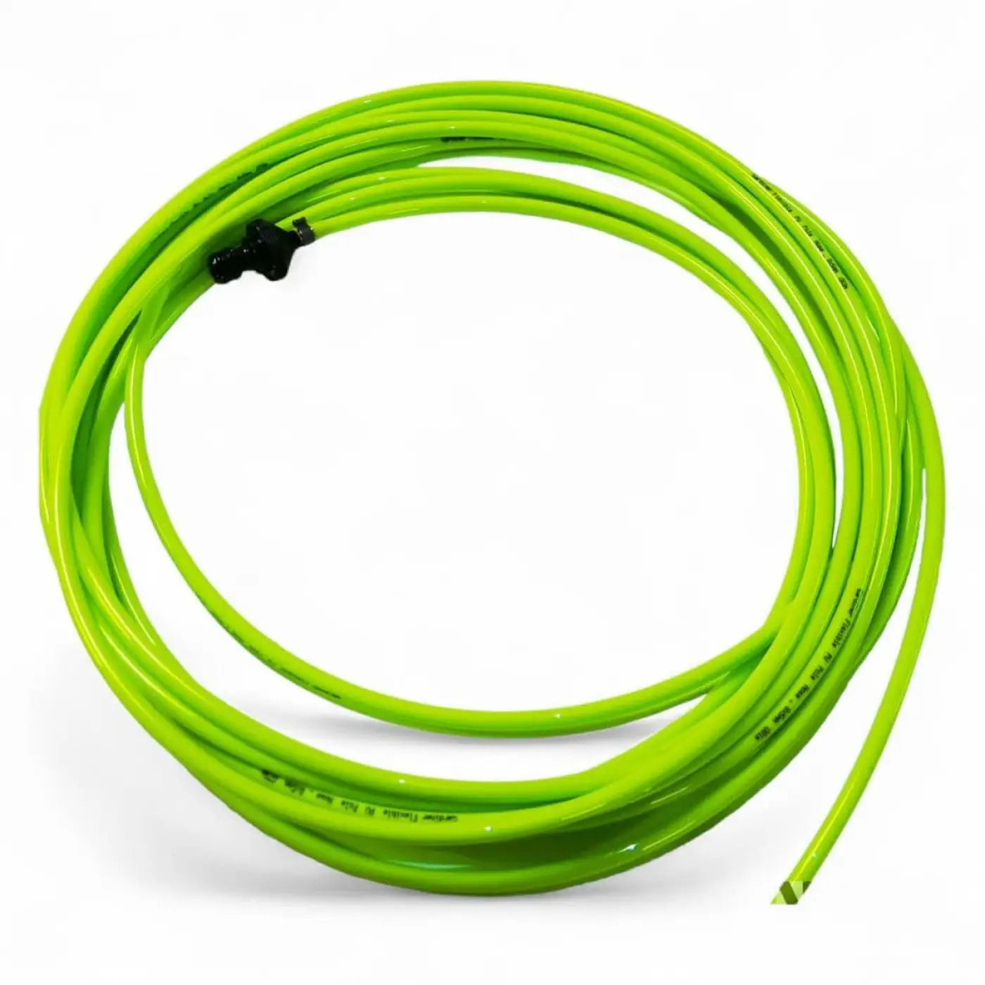 Bright neongrüner, gewundener gartenschlauch mit schwarzem anschluss in der gardiner slx 30 9,03 meter carbon teleskopstange