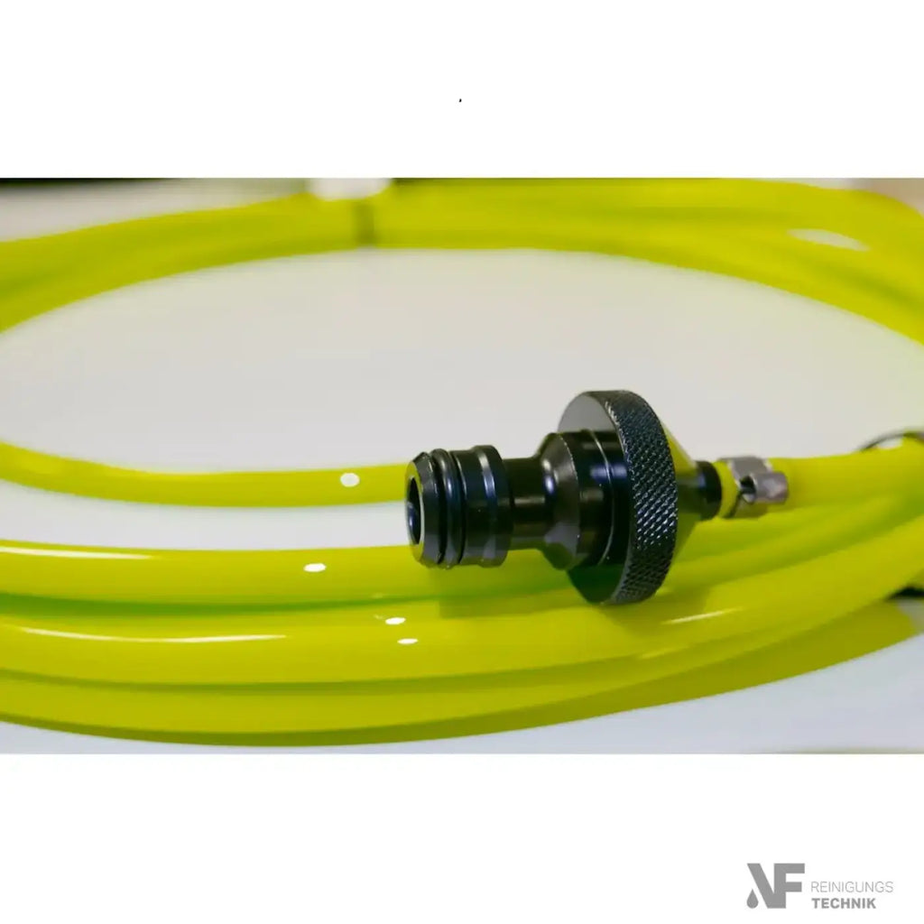 Gelber flexibler schlauch mit schwarzem gewindeadapter und gerändeltem einstellknopf für gardiner slx micro 5 meter carbon teleskopstange