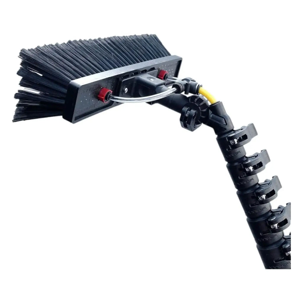 Schwarzer borstenpinsel mit flexiblem, segmentiertem griff und roten verstellknöpfen für gardiner super max 63 profi teleskopstange aus 3k carbon