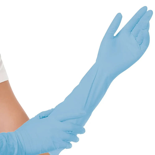 Lichtblaue, langärmlige nitrilhandschuhe aus dem hygostar extra safe superlong set mit 50 stück getragen