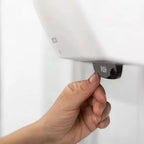 Weißer wandmontierter papierhandtuchspender katrin hybrid system mit schwarzem druckknopf und sensorfunktion