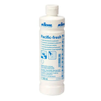 Weiße plastikflasche kiehl pacific-fresh duftöl 500 ml zur luftauffrischung in sanitärräumen