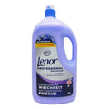 A 4-liter flasche lenor professional weichspüler blütentraum in lavendelfarbenem, transluzentem kunststoff mit blauem griff und verschluss