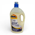 Ein 4 liter flasche lenor professional weichspüler mit blauem deckel und sommerbrise duft etikett
