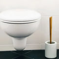 Weiße keramiktoilette mit modernem design und passendem weißen deckel im loowy woodline borstenlose toilettenbürste set