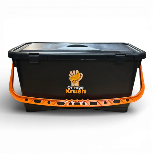 Schwarzer kunststoffeimer maykker 22 liter mit orangefarbenem griff und orange crush logo mit hand und orange