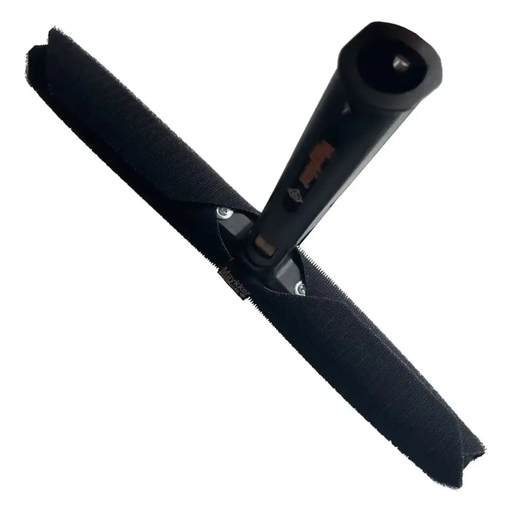 Schwarzer squeegee mit strukturiertem gummiblatt und stabilem griff im produkt maykker handysleeve kletthülle