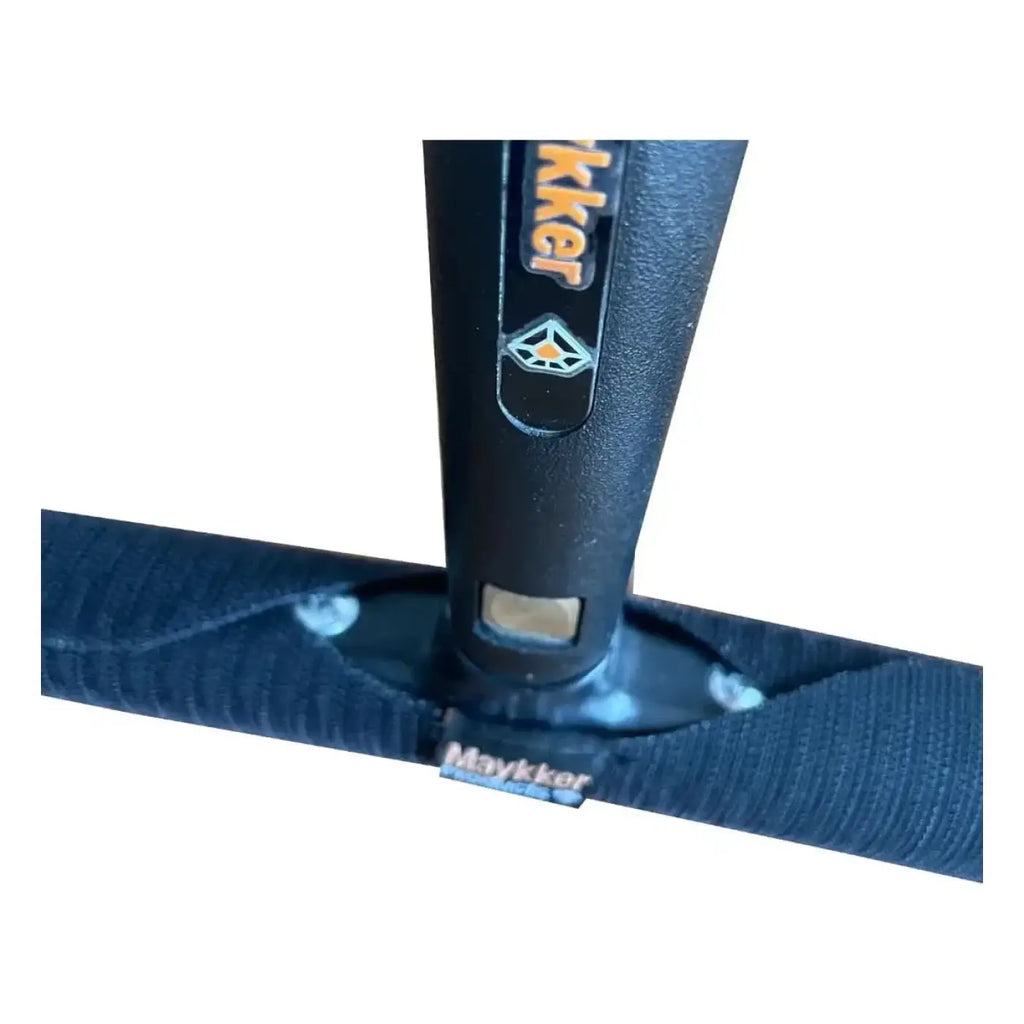 Schwarzer maykker squeegee mit strukturiertem griff und gummilippe für die maykker handysleeve kletthülle