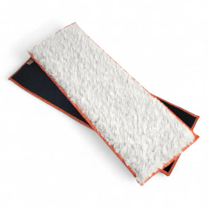 Weißes flauschiges mikrofasermop kopf mit schwarzer rückseite und orangefarbener einfassung von maykker hedgehog sleeve einwascher bezug
