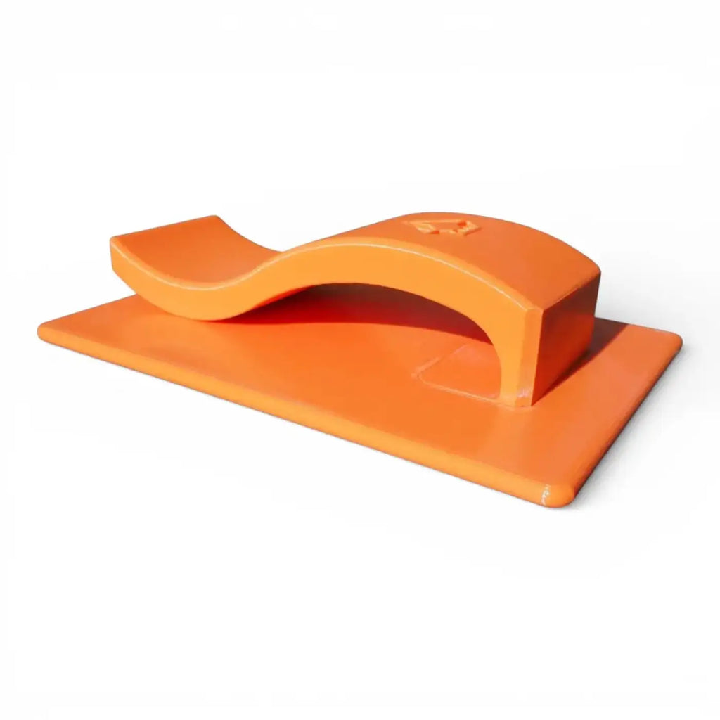 Hellorange plastikschrubber maykker jitterbug mit gebogenem griff und rechteckigem flachblatt inklusive 1x walnusspad 15cm