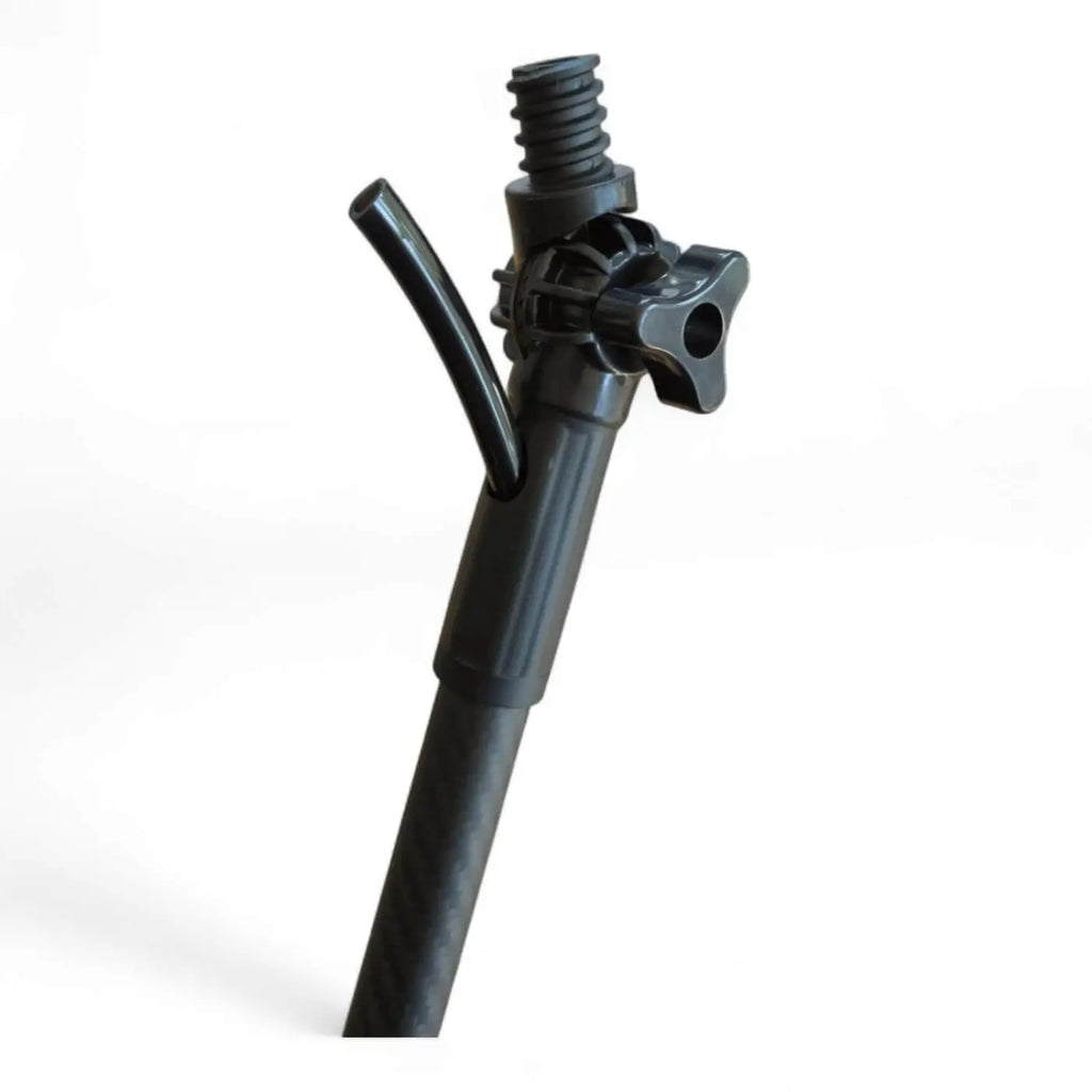 Schwarzer kunststoff tripod-kopf mit gewindemontage und verstellbarer klemme für milury nex 3k vollcarbon teleskopstange