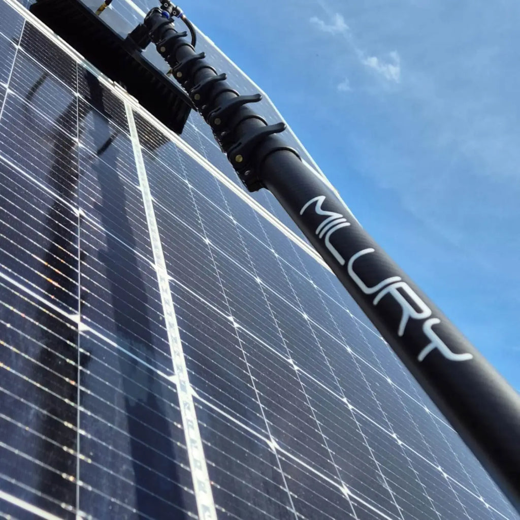Schwarze teleskopstange aus vollcarbon mit milur branding zur solarreinigung milury nex 3k profi model