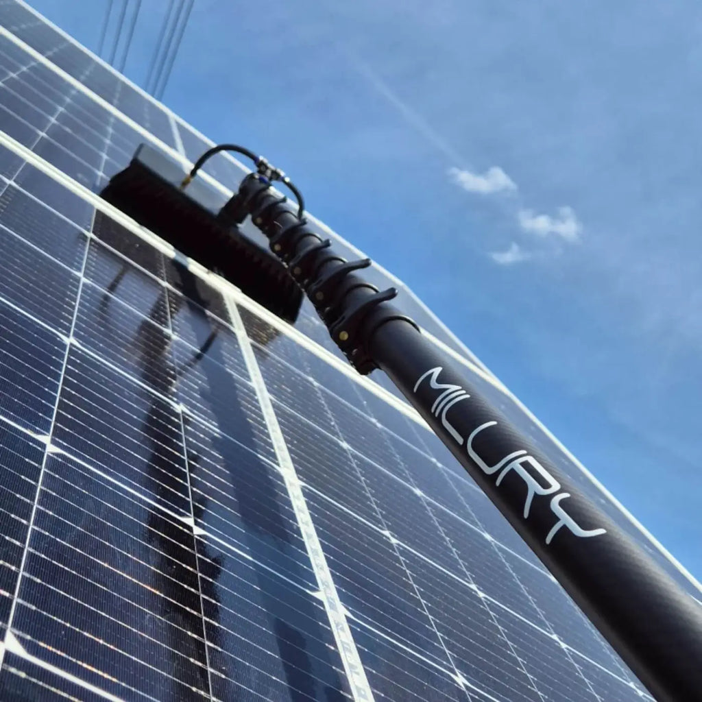 Schwarze teleskopstange aus vollcarbon mit milury branding zur solarreinigung milury nex 3k profi model