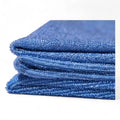 Stack von blauen mikrofasertüchern mit weicher, strukturierter oberfläche von milury premium 10 stück
