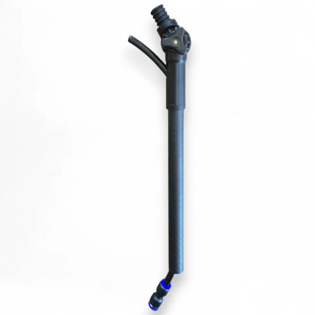 Schwarzer teleskopstab aus carbon mit gelenkigem oberteil und blauen akzenten milury winkel adapter carbon