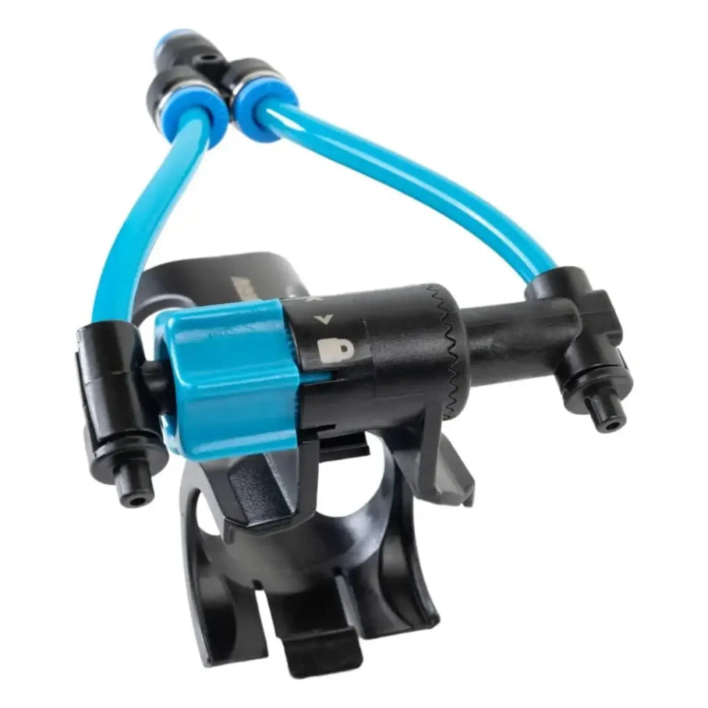 Schwarzer und blauer fahrradflaschenhalter mit integrierten schlauchverbindern von moerman spray-ray set