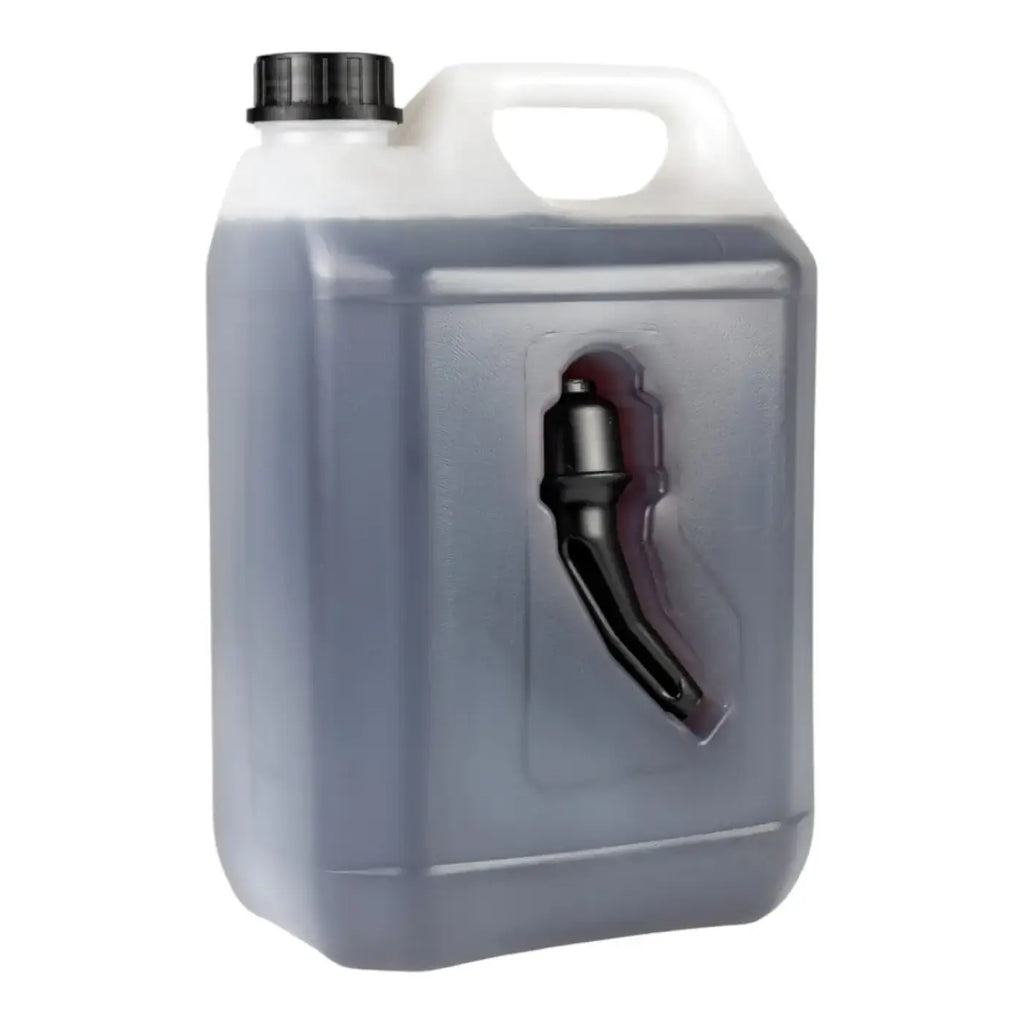 Eine durchscheinende graue kunststoffkanne mit schwarzem schraubverschluss und integriertem ausgießer für moerman squeeze deluxe black essence fensterreiniger