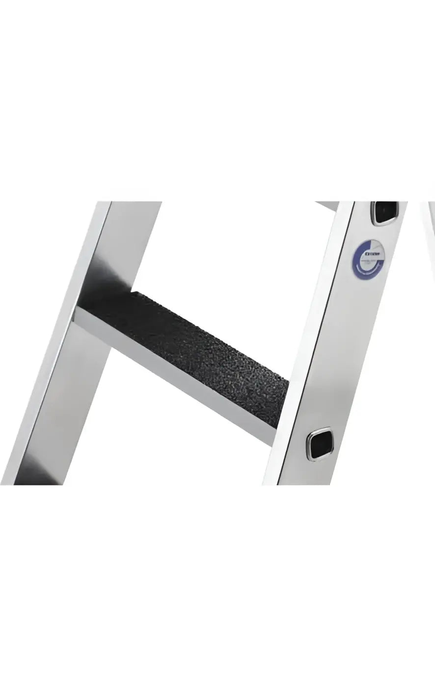 Silberne aluminiumleiter mit schwarzen geriffelten gummistufen münk nachrüstsatz clip-step r13 für plattformleiter
