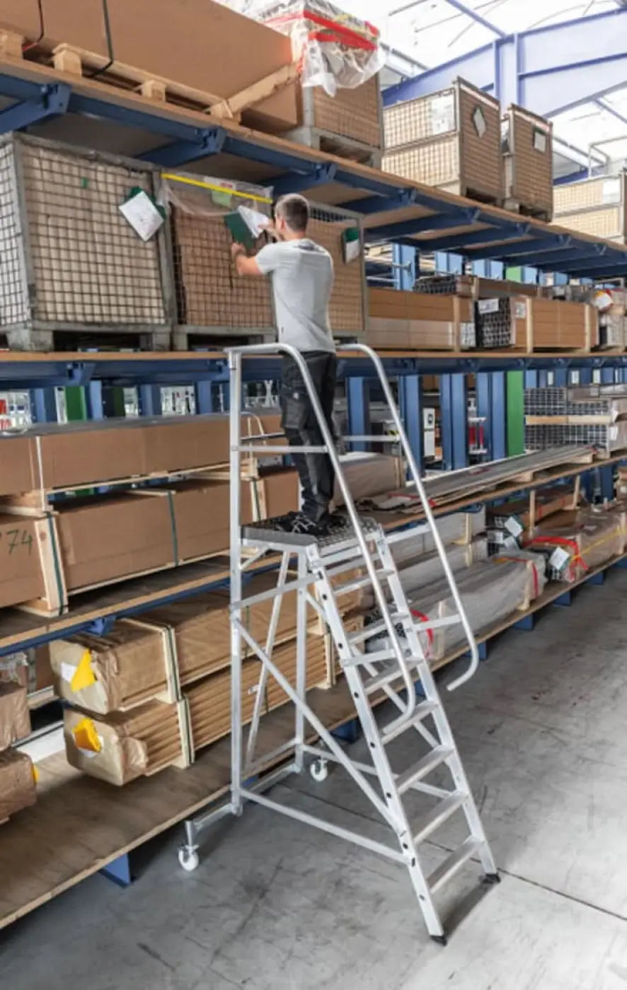 Silberne aluminium plattformleiter von munk mit rollen und sicherheitsgeländern fahrbar für sicheren arbeitseinsatz