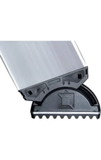 Silberne aluminiumleiter mit schwarzer plastikbasis und zahnradkante, klappbar mit schmalem fahrwerk von munk