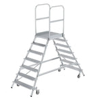 Silberne aluminum podesttreppe munk beidseitig begehbar mit sicherheitsgeländer und federrollen sichtbar