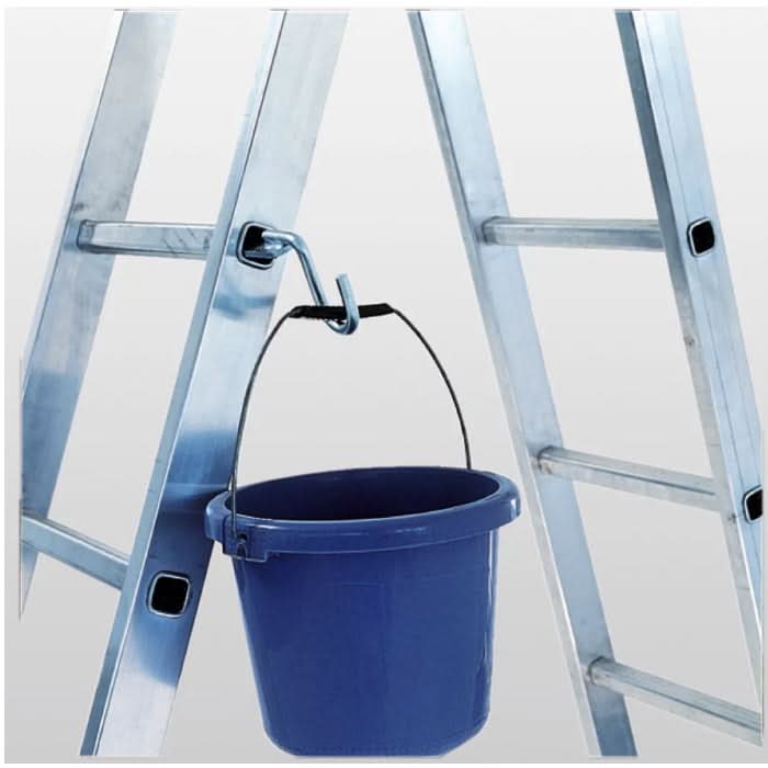 Munk eimerhaken zeigt blauen plastik-eimer mit metallgriff hängend an einer aluminiumsleiter