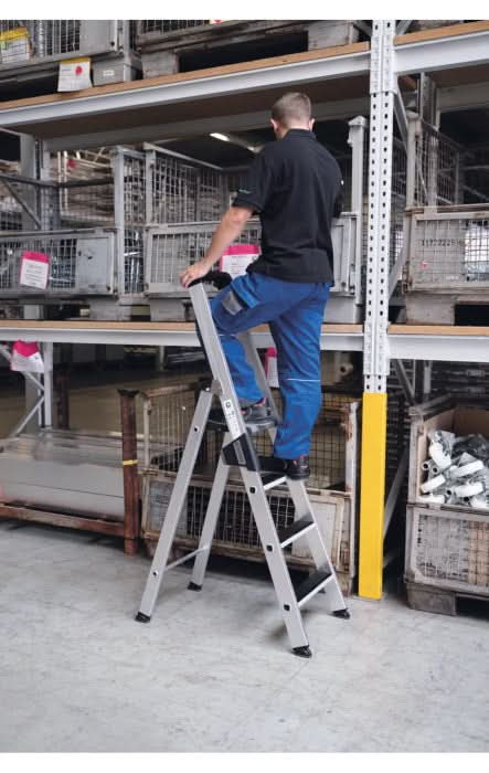 Silberne aluminiumstufen-stehleiter von munk günzburger steigtechnik mit clip-step und schwarzen gummifüßen