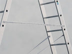 Silberne aluminium steckleiter mit schwarzen kunststoffstufen und sichtbarem munk starre verbindung logo