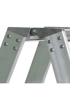 Munk stufen-stehleiter beidseitig begehbar aus silbernem aluminium mit robustem design und verstärkten gelenken