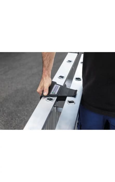 Schwarzer stoffriemen mit etikett sichert zwei silberne aluminiumleiterteile der munk stufen-stehleiter beidseitig clip-step
