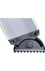 Silberne aluminumleiterstufe mit schwarzer plastikbasis und zahnradkante auf munk stufen-stehleiter beidseitig clip-step