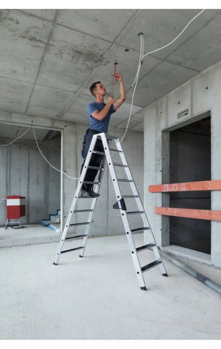 Silberne aluminiuma-frame leiter mit schwarzen gummifüßen und trittpads von munk stehleiter beidseitig clip-step