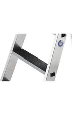 Munk stufen-stehleiter einseitig begehbar mit clip-step r13 silberne aluminiumleiter mit schwarzen gummierten stufen