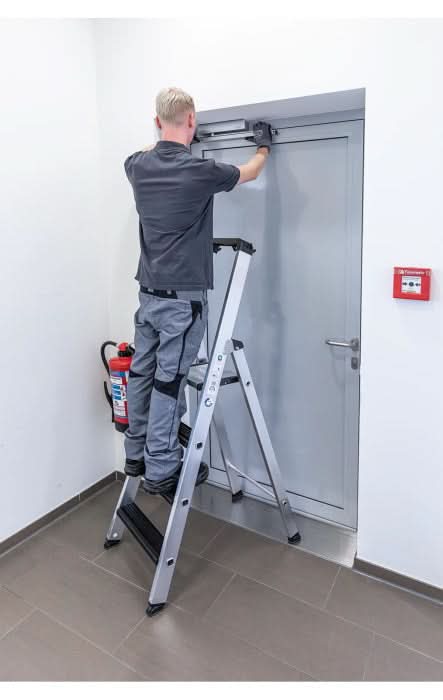 MUNK Steigtechnik Stufen-Stehleiter einseitig begehbar mit clip-step relax.