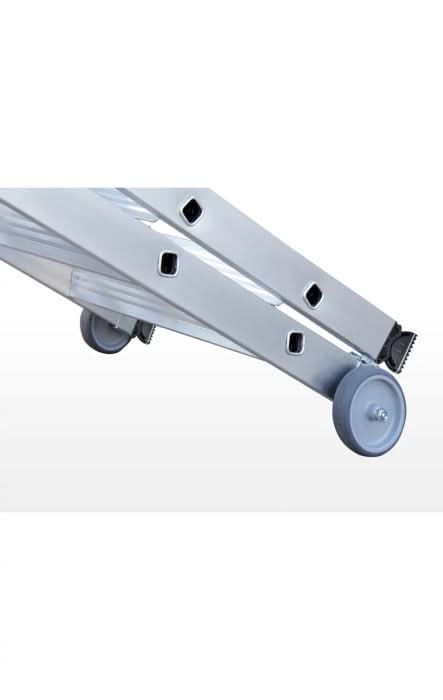 Silberne aluminiumleiter mit grauen rollen und schwarzen rautenförmigen ausschnitten transporthubrolle von munk
