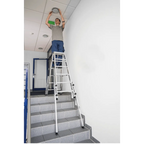 Person auf aluminiumleiter hält silberne runde deckenleuchte mit stehleiter münk treppengängig