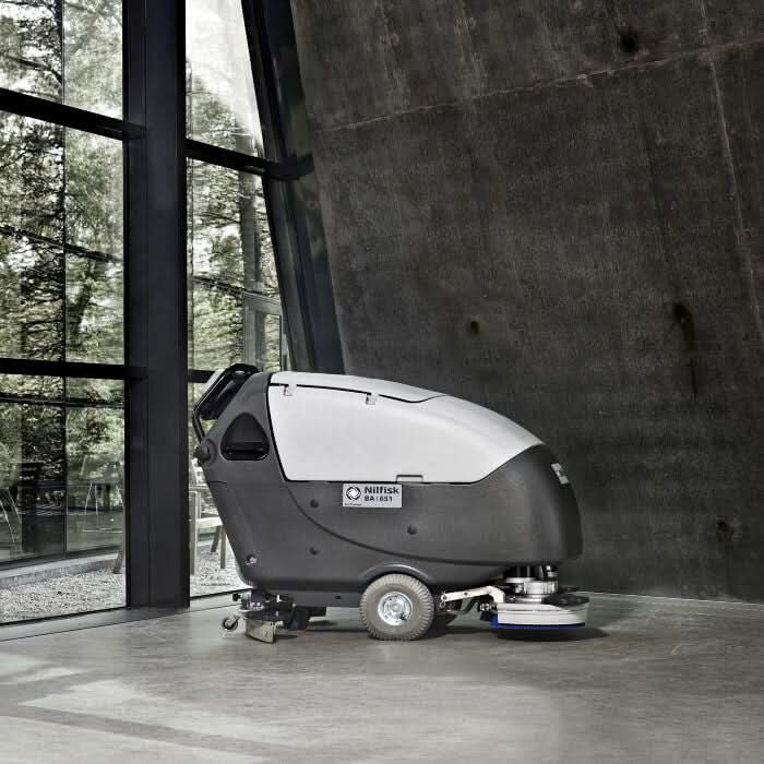 Nilfisk scheuersaugmaschine ba 751 c mit grau-weißem nilfisk sa 153 bodenreiniger und rundem design